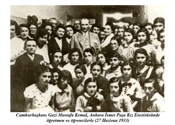 Atatürk ve Kız Enstütisindeki Öğrencilerle Fotoğrafı