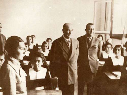 Atatürk Sınıfta Öğrencilerle Birlikte (Resim)