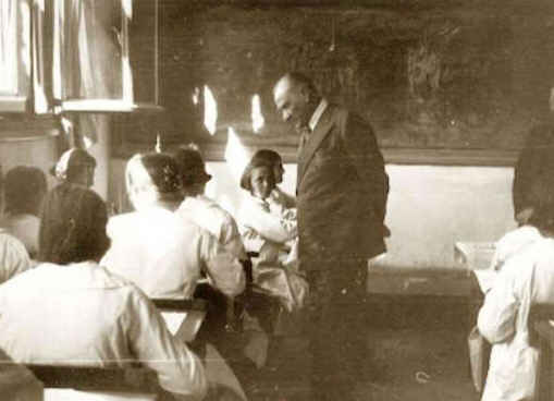 Başöğretmen Atatürk Sınıfta Ders İşliyor (Resim)